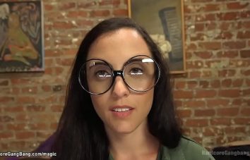 Sexo agressivo video com safada de óculos na suruba