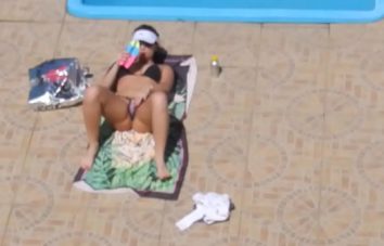 Flagra de siririca gostosa da novinha na beira da piscina